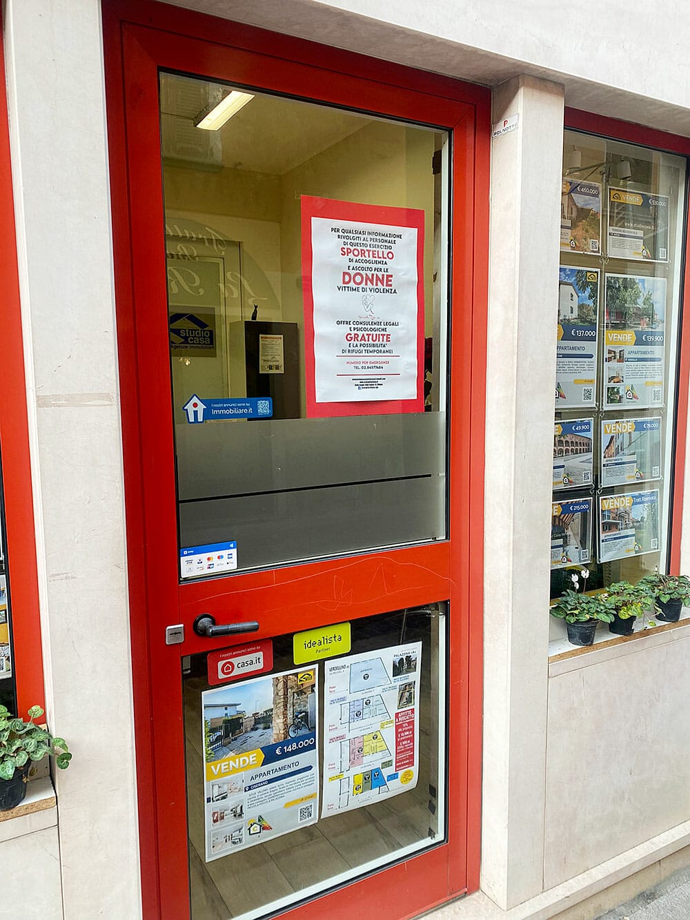 Centro di primo ascolto per le donne vittime di violenza a cura dell'Associazione Scarpetta Rossa presso l'agenzia immobiliare Studio Casa di Verdello in provincia di Bergamo.