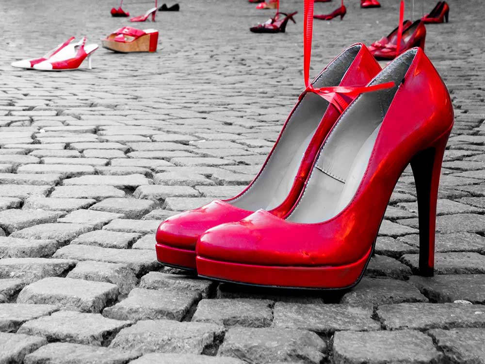 Immagine simbolo delle scarpette rosse, simbolo della lotta alla violenza sulle donne